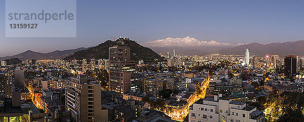 Luftaufnahme des Stadtzentrums von Santiago bei Nacht  Santiago  Chile