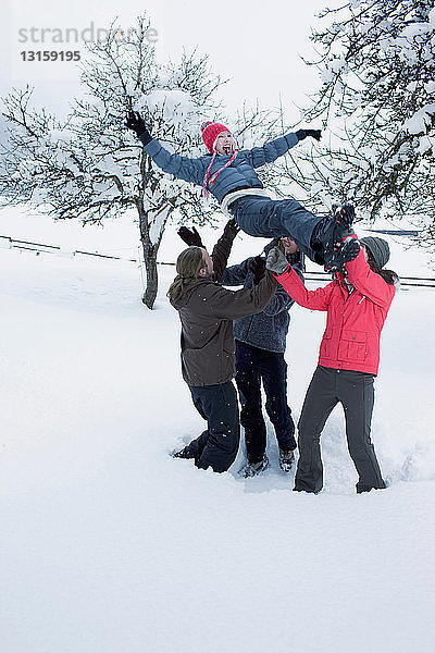 Junge Leute haben Spaß im Schnee