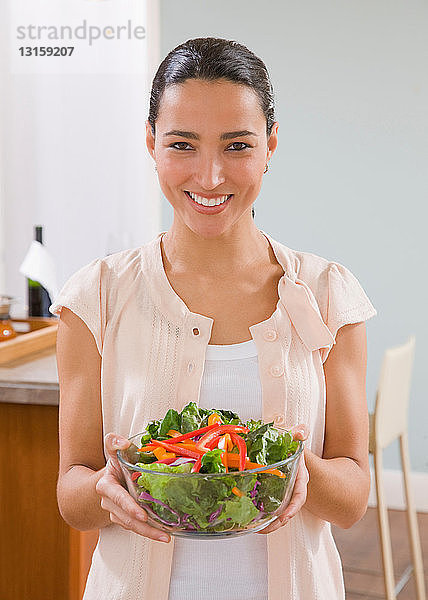 Frau mit Salat