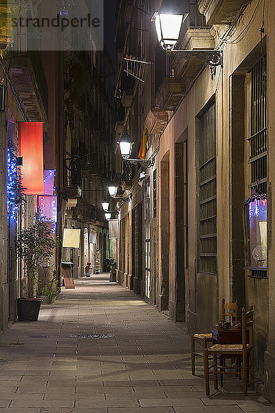 Gasse im gotischen Viertel bei Nacht  Barcelona  Katalonien  Spanien