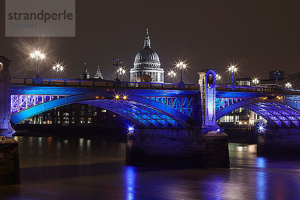 Städtische Brücke bei Nacht beleuchtet