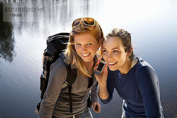 Zwei Frauen im Freien mit Mobiltelefon