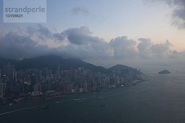 Blick auf Hongkong  Victoria Harbour bei Sonnenuntergang