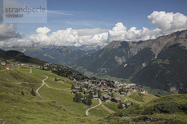 Blick auf ein Dorf im Tal  Bettmeralp  Wallis  Schweiz