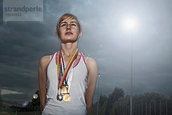 Porträt einer Leichtathletin mit Medaillen
