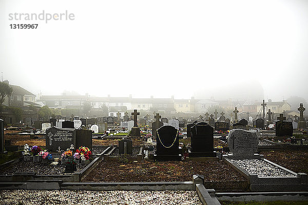 Nebliger Friedhof und Grabsteine  Tramore  Grafschaft Waterford  Republik Irland