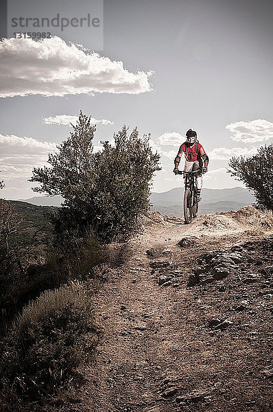 Mountainbiker auf felsigem Pfad