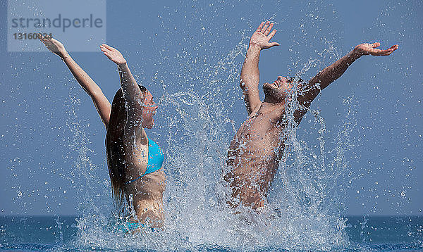 Pärchen spielt zusammen im Wasser