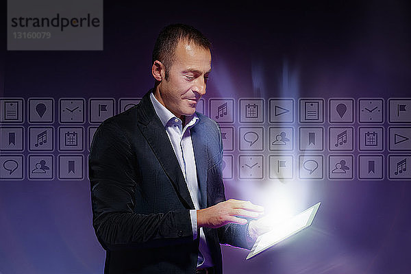 Mann benutzt digitales Tablet  Licht leuchtet vom Tablet