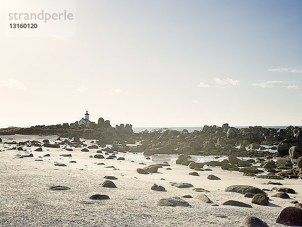 Blick auf Strandfelsen und Leuchtturm  Brignogan  Bretagne  Frankreich