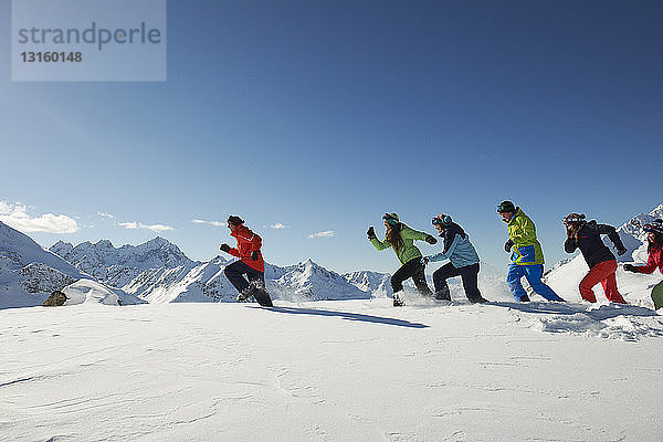 Freunde laufen im Schnee  Kuhtai  Österreich