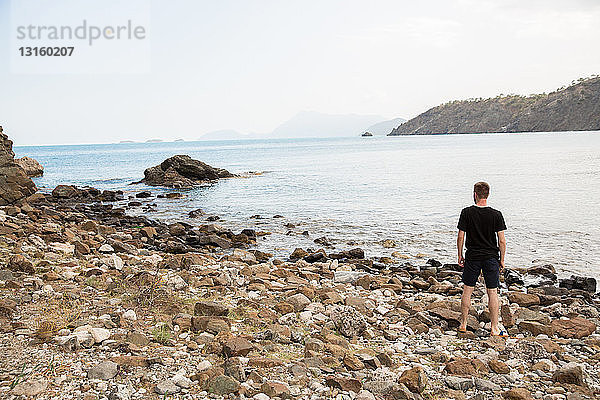 Mann schaut von der Küste bei Phaselis  Lykischer Weg  Türkei