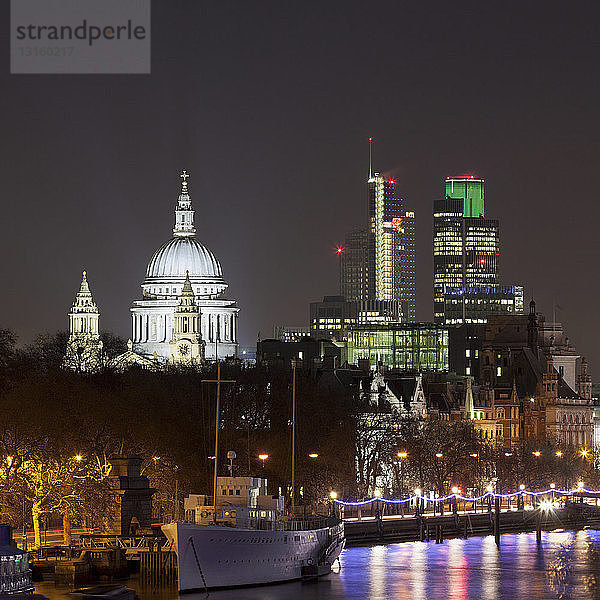 Blick auf die St. Pauls Cathedral bei Nacht  London  Vereinigtes Königreich