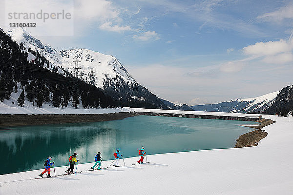 Skifahrer am See und am Berg  Kuhtai  Österreich