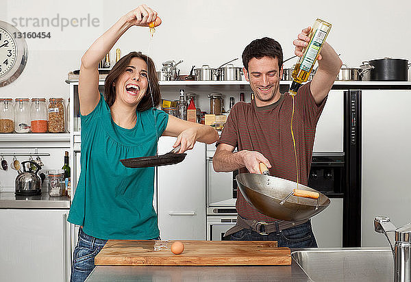 Paar beim Kochen in der Küche