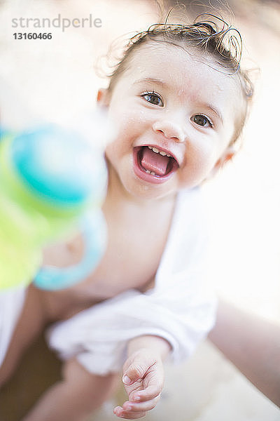 Close up Porträt von lächelnden Baby Mädchen in Handtuch gewickelt