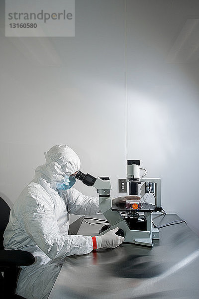 Wissenschaftlerin mit Mikroskop im Labor