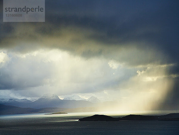 Dramatische Gewitterwolken und See  nordwestliche Highlands  Schottland  UK