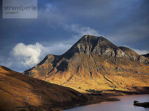 Bergsee und dramatischer Himmel  Assynt  nordwestliche Highlands  Schottland  UK