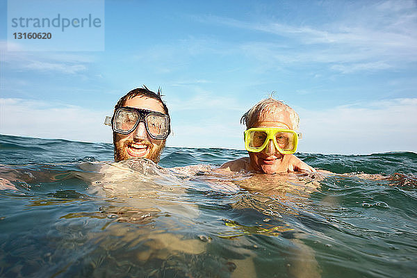 Porträt von zwei Männern  die im Meer schwimmen