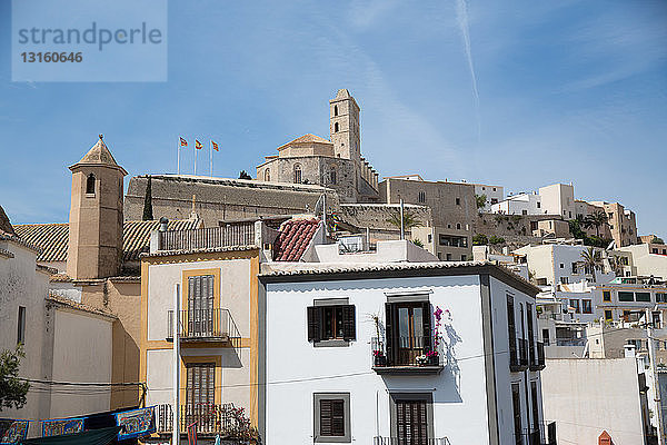 Blick auf ein historisches Gebäude am Hang in der Altstadt  Ibiza  Spanien