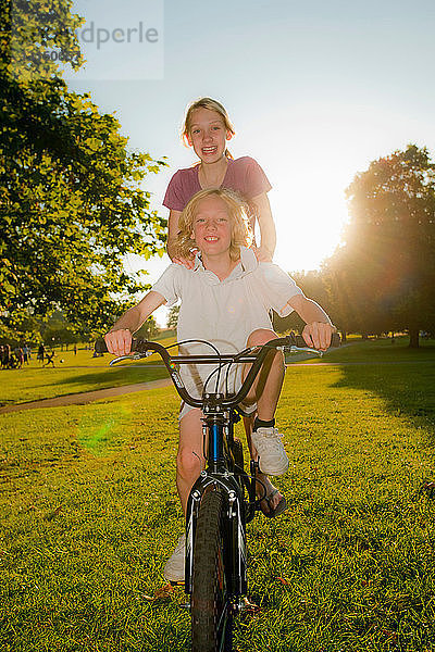 Junge und Mädchen auf dem Fahrrad