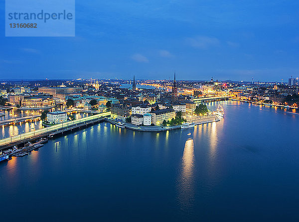 Uferpromenade und Lichter der Stadt bei Nacht  Stockholm  Schweden