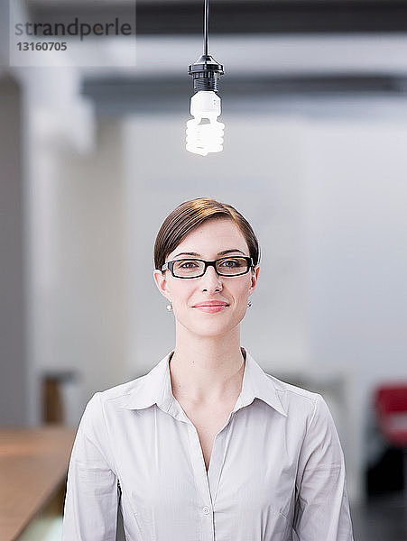 Frau unter einer Lampe stehend