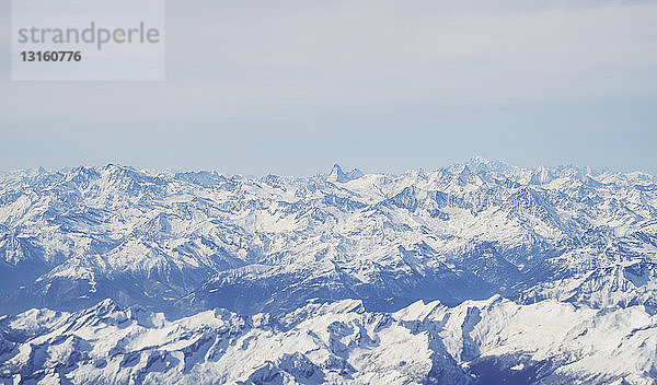 Luftaufnahme der schneebedeckten Schweizer Alpen  Schweiz