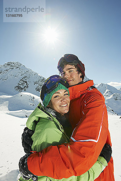 Paar in Skikleidung umarmt sich  Kuhtai  Österreich