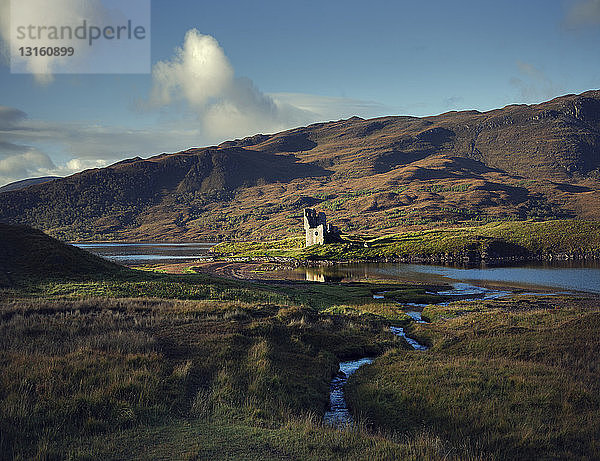 Ardvrek Castle in der Nähe eines Sees und eines Berges  Sutherland  Schottland