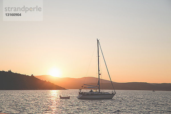 Yacht bei Sonnenuntergang  Sigacik  Seferihisar  Türkei