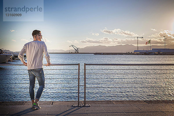 Junger Mann entspannt sich am Hafen  Cagliari  Sardinien  Italien