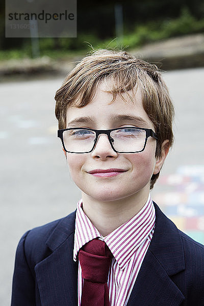 Porträt eines Jungen in Schuluniform
