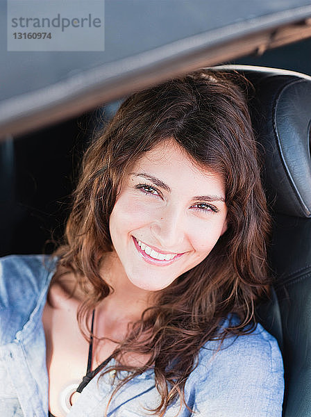 Frau sitzt auf dem Vordersitz eines Autos