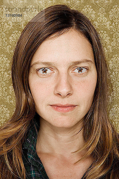 Porträt einer mittleren erwachsenen Frau mit sternförmigen Augen