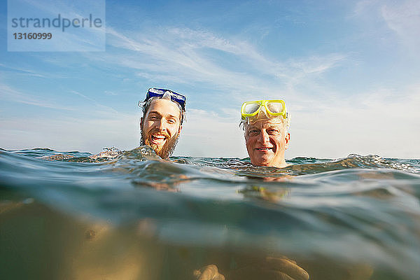 Porträt von zwei Männern  die im Meer schwimmen