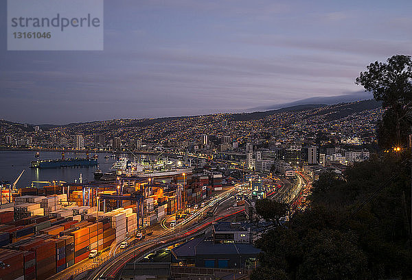 Blick auf die Stadt und die Häfen in der Abenddämmerung vom Paseo 21 de Mayo  Cerro Playa Ancha  Valparaiso  Zentralküste  Chile