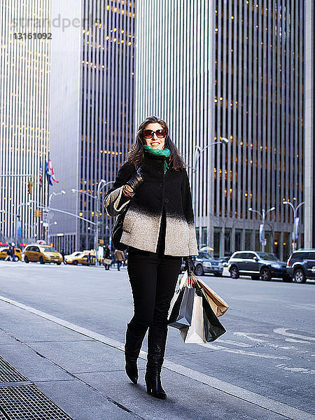 Elegante Frau auf der Straße in New York