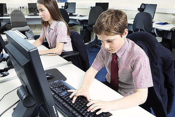 Schüler benutzen Computer im Klassenzimmer