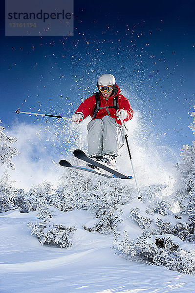 Skifahrer springt in Richtung Kamera