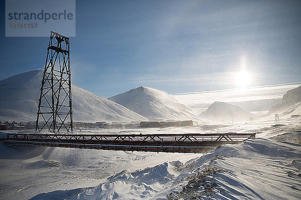 Blick auf eine Brücke in einer verschneiten Landschaft  Longyearbyen  Svalbard  Norwegen