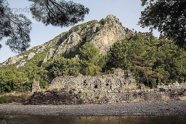 Blick auf Fluss und Ruinen  Olympos  Lykischer Weg  Türkei