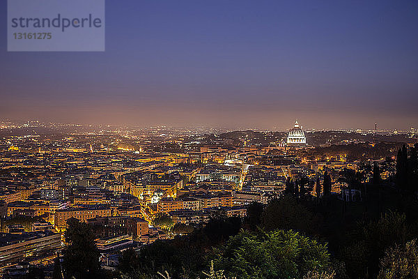 Stadtbild in der Abenddämmerung  Rom  Italien