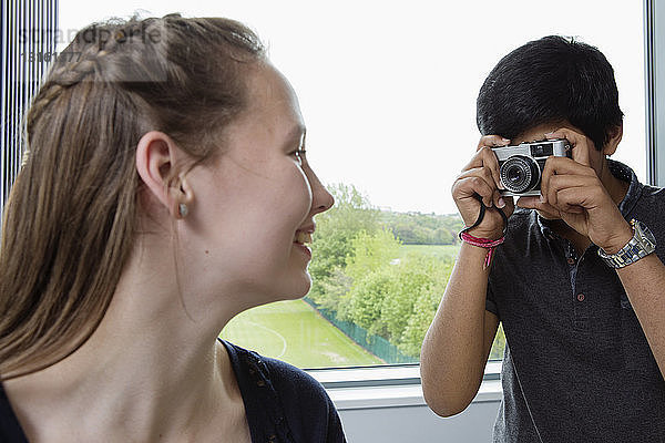 Mitschüler beim Fotografieren im Klassenzimmer