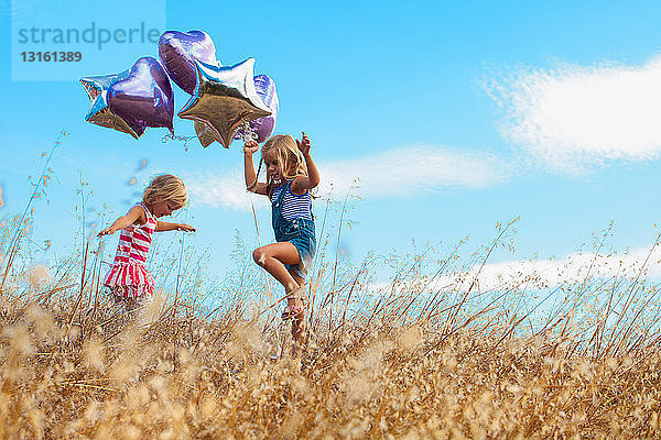 Mädchen spielen mit Luftballon  Mt Diablo State Park  Kalifornien  USA