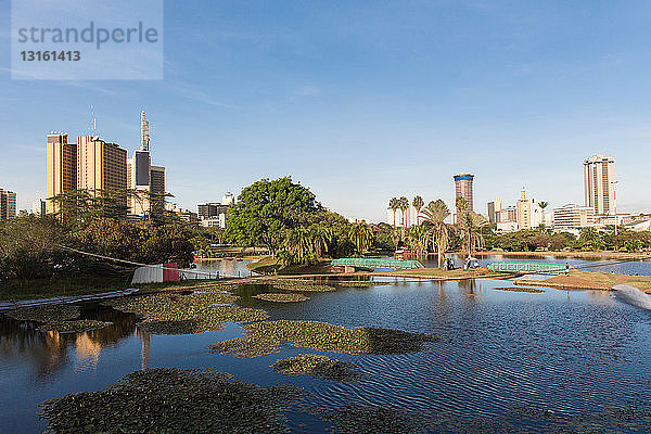 Blick auf den See vor der Skyline von Nairobi  Kenia