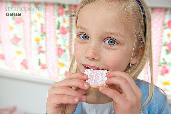 Porträt eines jungen Mädchens  das in einem Wohnwagen Kekse isst