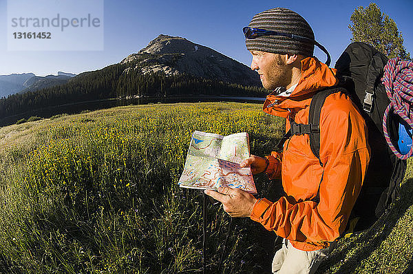 Mann beim Wandern in der Nähe des Big Sandy Lake  Wind River Range  Wyoming  USA