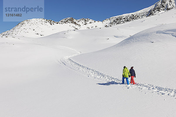 Pärchen beim Spaziergang im Schnee  Kuhtai  Österreich